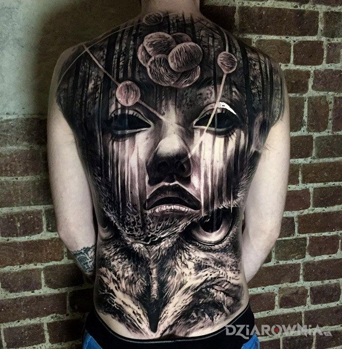 Tatuaż dzielo sztuki na plecach w motywie 3D na plecach