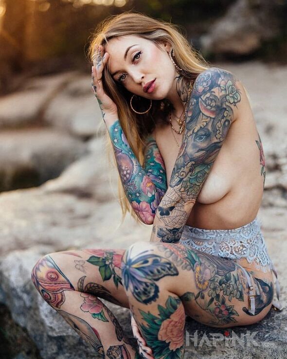 Tattoo Kolorowa blondynka in sexy motif and graphic / illustrative style On the arm
