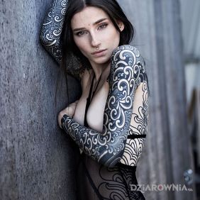 Tatuaż Piekna dziewczyna z fajnymi rekawami na ręce motyw: kwiaty styl: japońskie / irezumi