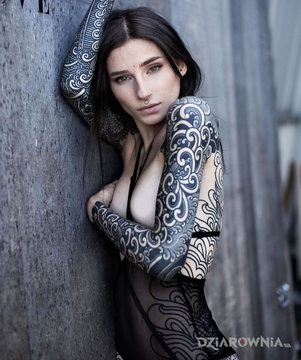 Tatuaż piekna dziewczyna z fajnymi rekawami w motywie czarno-szare i stylu japońskie / irezumi na ręce