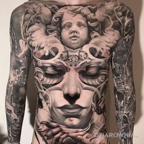 Tatuaż Aniołek Boży na brzuchu motyw: anioły styl: realistyczne