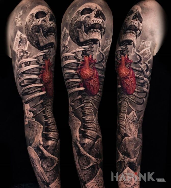 Tattoo Serce w nim żywe in black and gray motif and realistic style On the arm