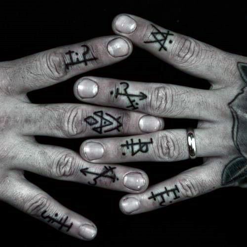 tatuaż nordyckie runy na palcach