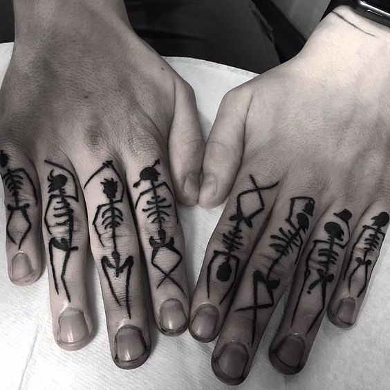 tatuaże na palcach kościotrupy