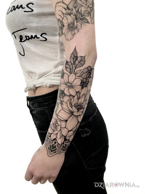 Tatuaż kompozycja kwiatowa z mandalą w motywie mandale i stylu graficzne / ilustracyjne na przedramieniu