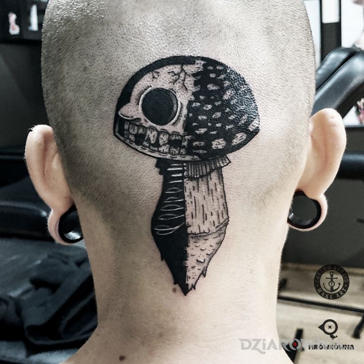 Tatuaż grzybek w motywie czarno-szare i stylu blackwork / blackout na głowie