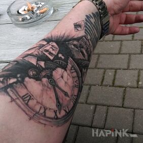 Tattoo Clock on the forearm motif: skulls