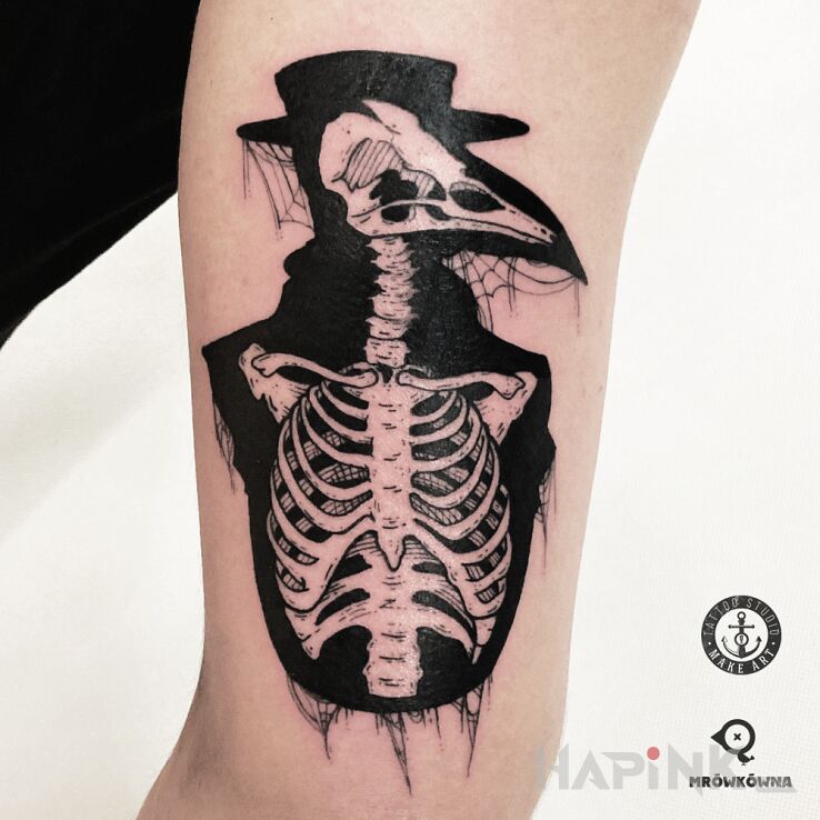 Tattoo Doktor plagi in dark motif and graphic / illustrative style on the upper arm