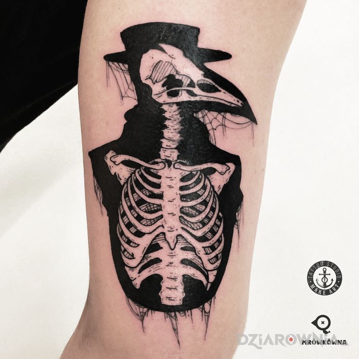 Tatuaż doktor plagi w motywie mroczne i stylu graficzne / ilustracyjne na ramieniu