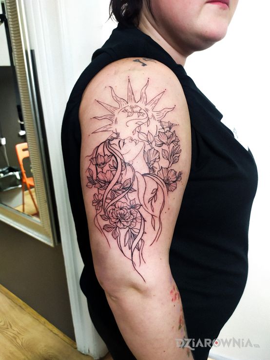 Tatuaż kobieta i słońce w motywie postacie i stylu graficzne / ilustracyjne na ramieniu