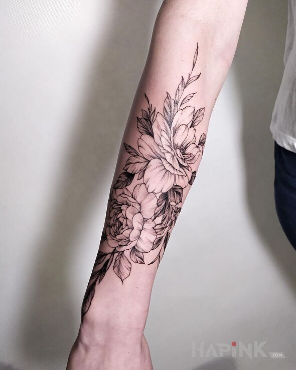 Tattoo Motyw roślinny in floral motif and graphic / illustrative style on the forearm
