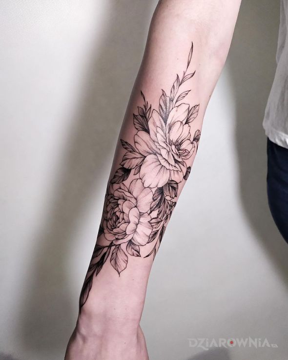 Tatuaż motyw roślinny w motywie kwiaty i stylu dotwork na przedramieniu