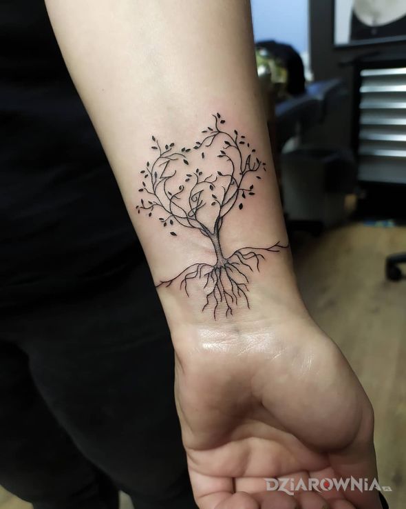 Tatuaż drzewo z literami w motywie napisy i stylu kontury / linework na nadgarstku