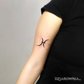 Tatuaż Ryby na ręce motyw: czarno-szare styl: minimalistyczne
