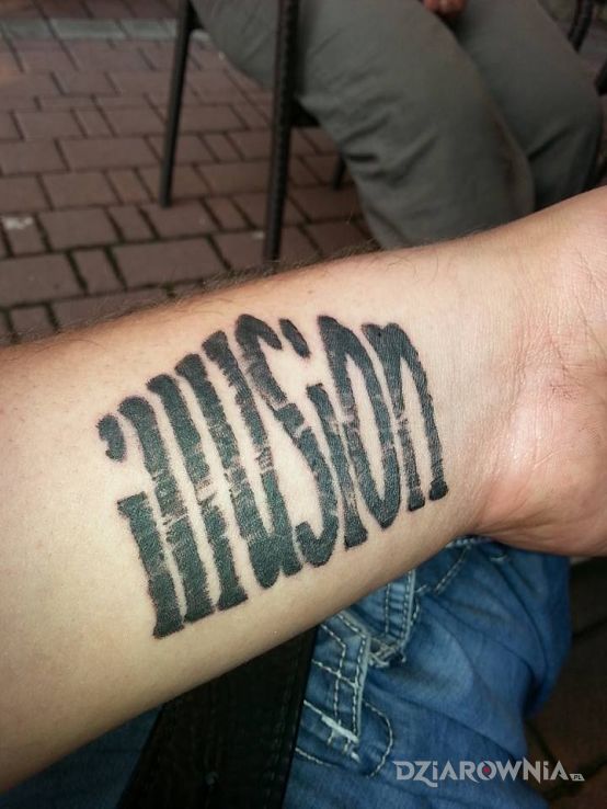 Tatuaż illusion w motywie napisy na nadgarstku