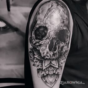 Tatuaż Czaszka plus mandala na ramieniu motyw: czaszki styl: realistyczne