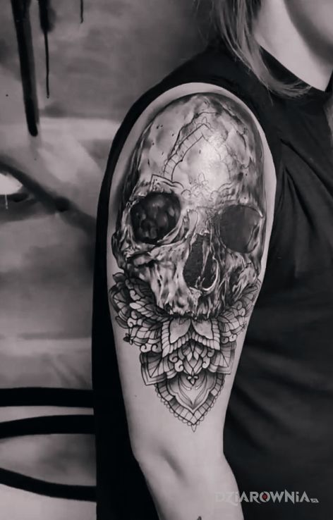 Tatuaż czaszka plus mandala w motywie czaszki na ramieniu