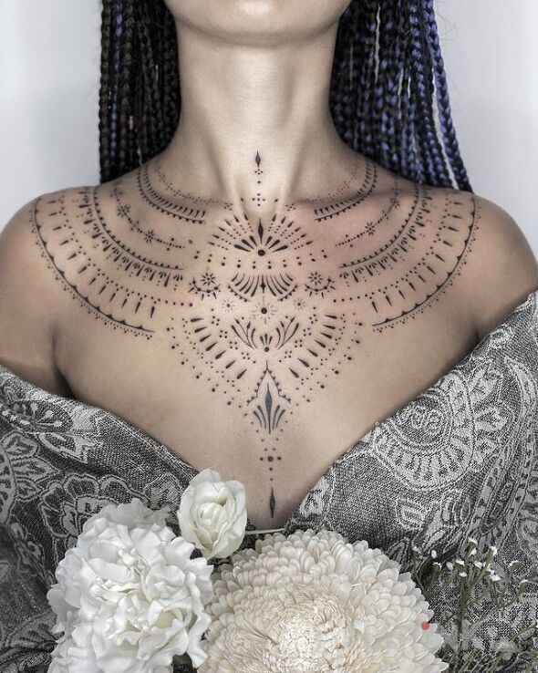 Tattoo Drobne ozdóbki pod szyją in black and gray motif and minimalistic style on the chest