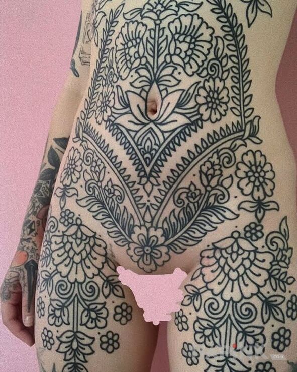 Tattoo Konturowe dziarki na dużym obszarze in flowers motif and contour / linework style on the leg