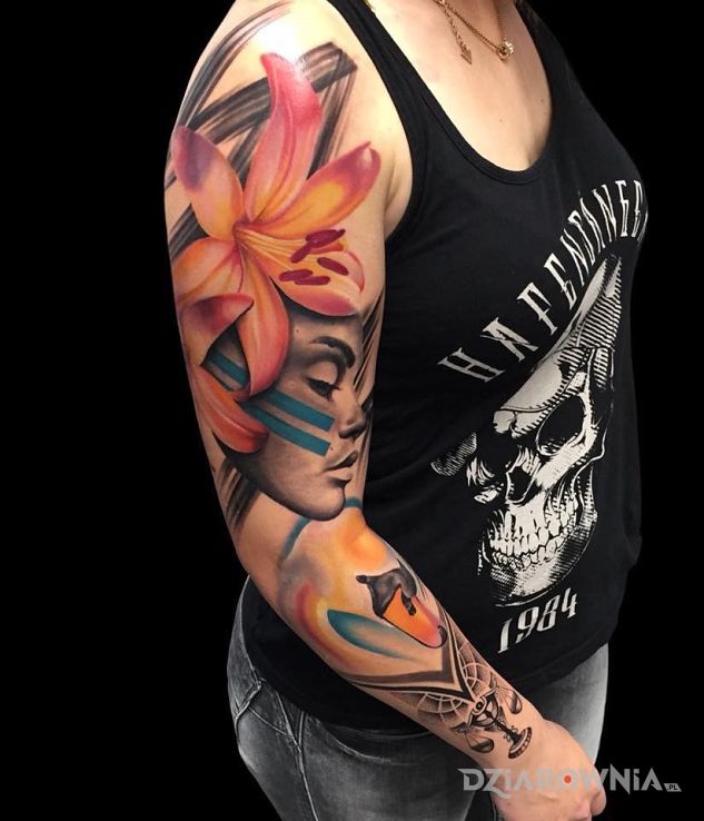 Tatuaż kobieta z dużym kolorowym kwiatem w motywie twarze i stylu realistyczne na ręce