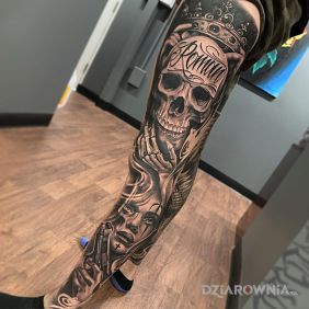 Tatuaż Czacha Romana ? na udzie motyw: czaszki styl: chicano