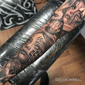 Tatuaż Dwie kobiece twarze z tatuażami ? na przedramieniu motyw: rękawy styl: realistyczne