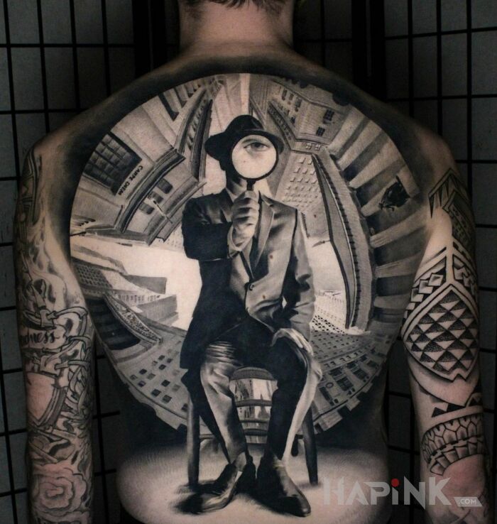 Tattoo Miasto pod lupą in black and gray motif and optical illusion style on the back