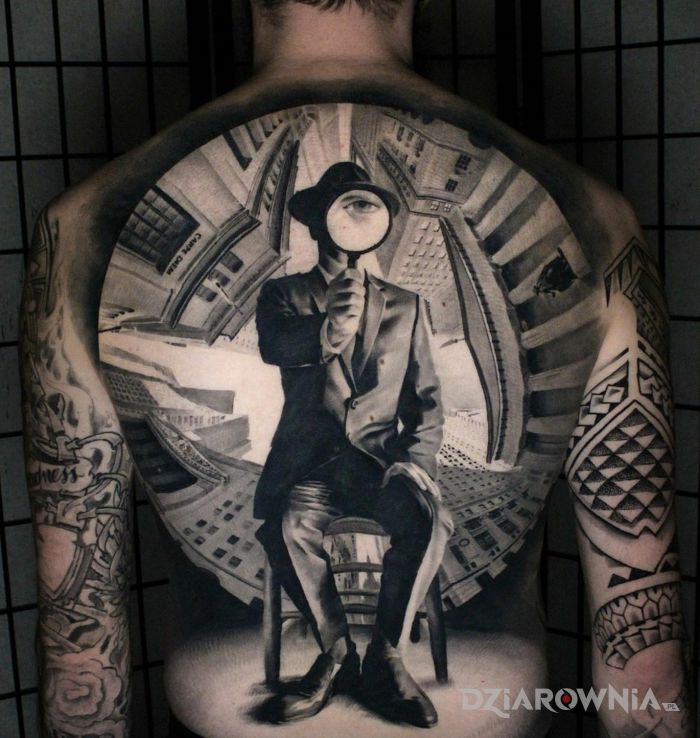 Tatuaż miasto pod lupą w motywie czarno-szare i stylu iluzja optyczna na plecach