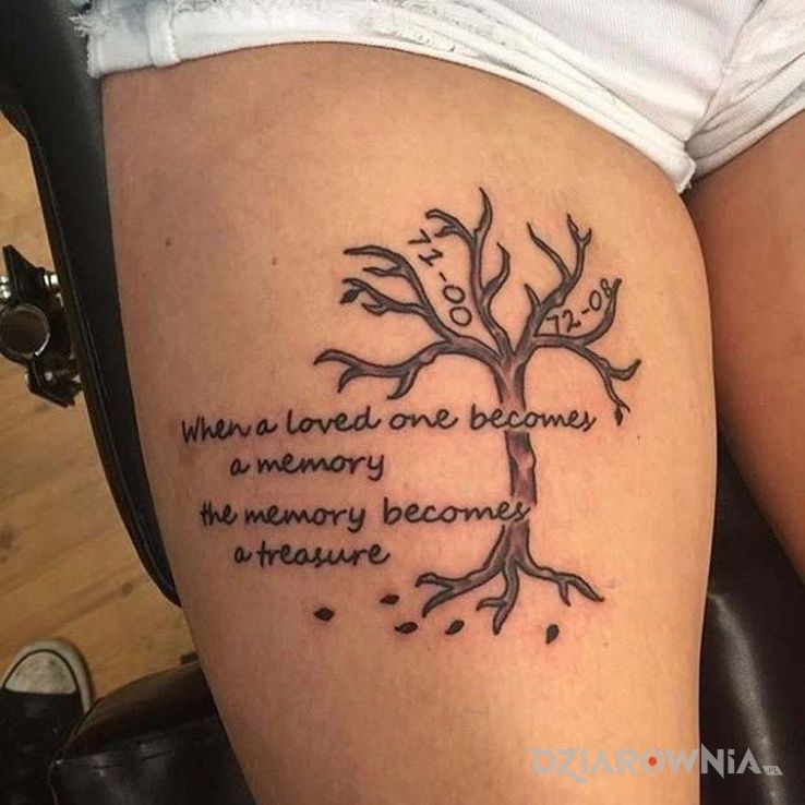 Tatuaż drzewo z cytatem o wspomnieniach w motywie czarno-szare i stylu kaligrafia na udzie