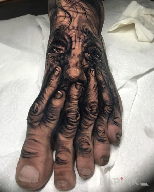 Tattoo Portret na stopie in characters motif on the foot