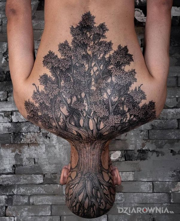 Tatuaż drzewo zdjęcie do góry nogami jak coś w motywie czarno-szare i stylu realistyczne na karku