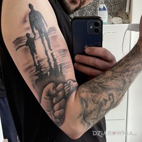 Tatuaż Ojciec i syn na przedramieniu motyw: kasyno styl: realistyczne