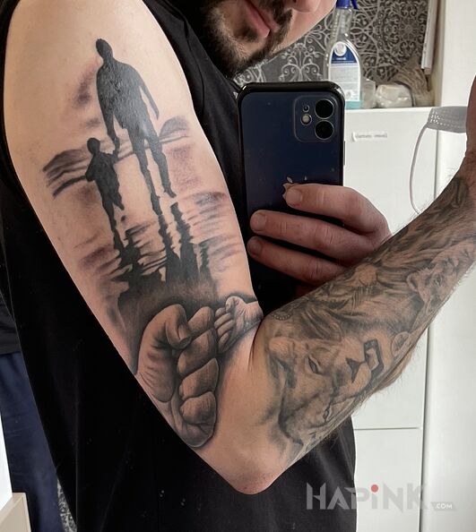 Tattoo Ojciec i syn in animals motif and realistic style on the upper arm