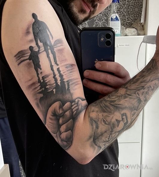 Tatuaż ojciec i syn w motywie pozostałe i stylu realistyczne na przedramieniu