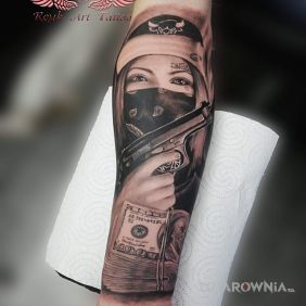 Tatuaż Cash cash na przedramieniu motyw: twarze styl: chicano