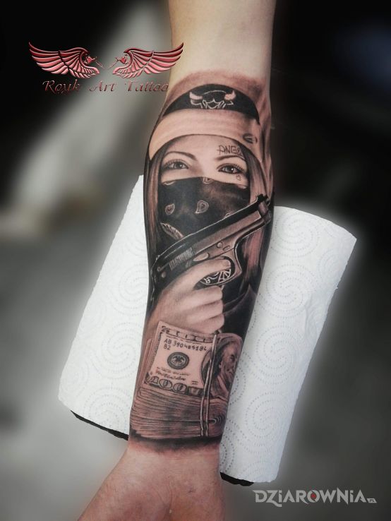 Tatuaż cash cash w motywie czarno-szare i stylu surrealistyczne na przedramieniu