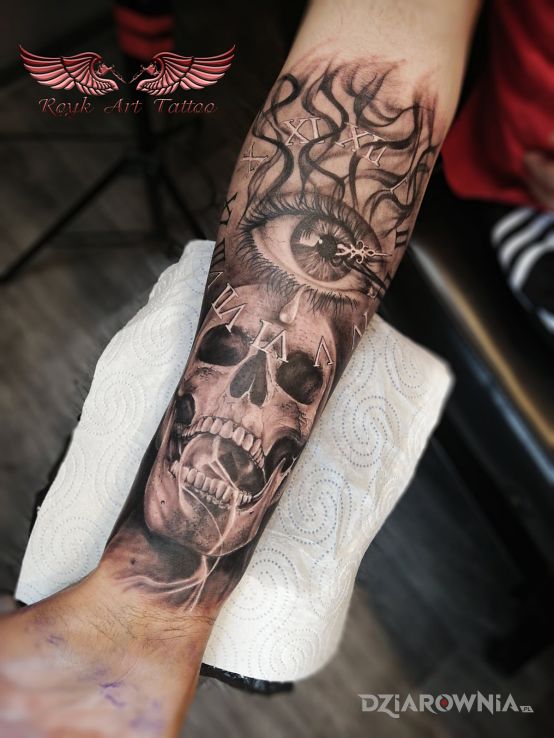 Tatuaż czaszełek z łokiem w motywie czarno-szare i stylu realistyczne na przedramieniu