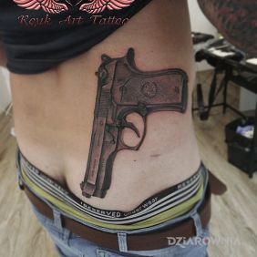 Tatuaż Beretta na plecach motyw: 3D styl: realistyczne