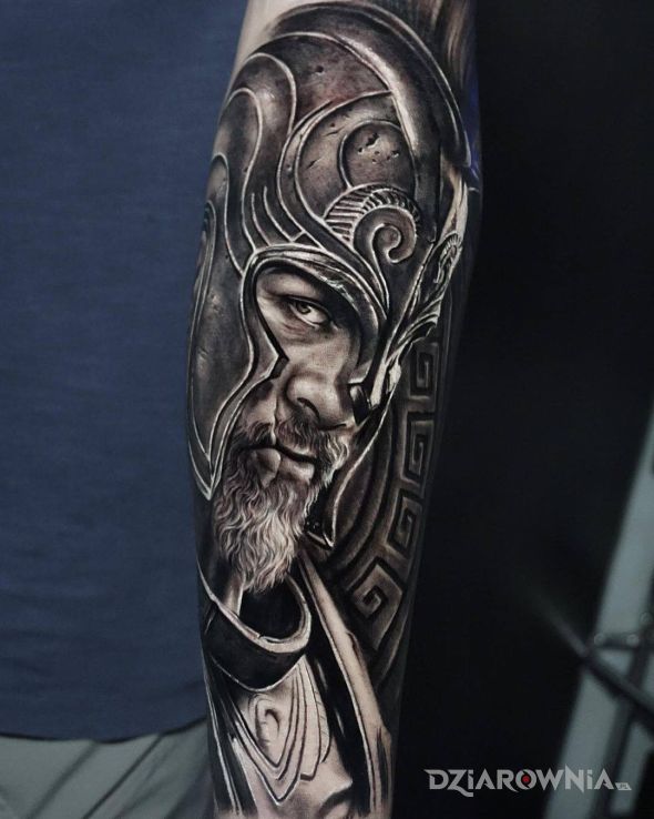 Tatuaż rycerz w helmie w motywie twarze i stylu realistyczne na przedramieniu