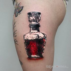 Tatuaż Karafka na nodze motyw: 3D styl: realistyczne