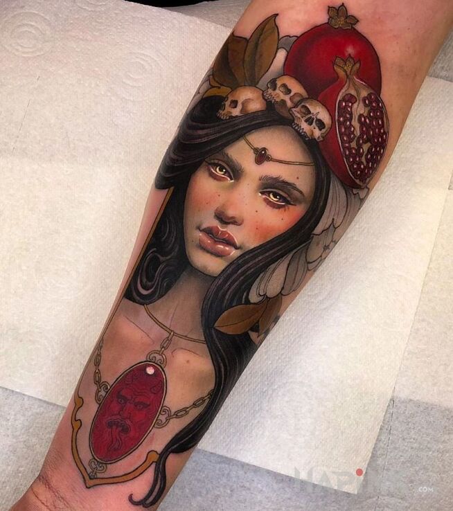 Tattoo Kobieta z granatem na głowie in colorful motif and realistic style On the arm