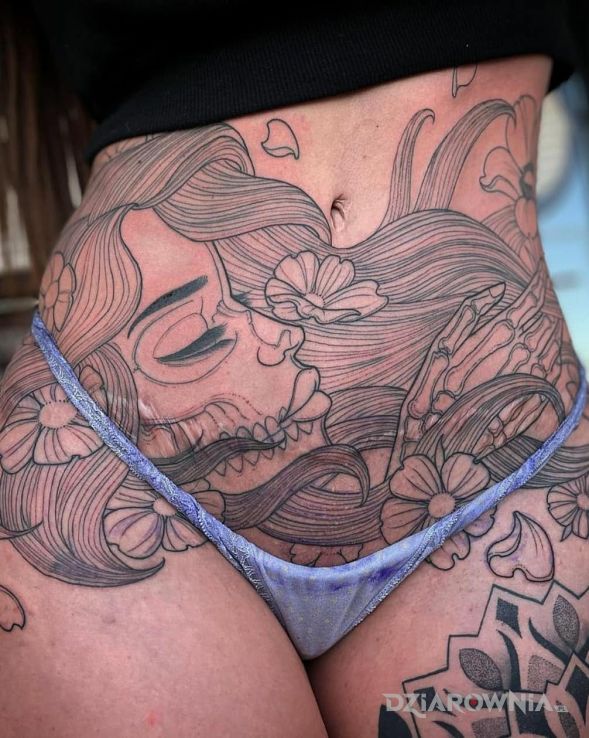 Tatuaż twarz dziewczyny wykonana samymi konturami w motywie czarno-szare i stylu kontury / linework na brzuchu