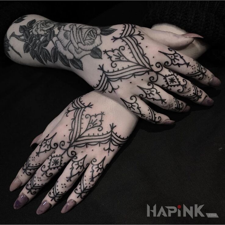Tattoo Przyozdobione palce i dłonie in black and gray motif and contour / linework style on the fingers