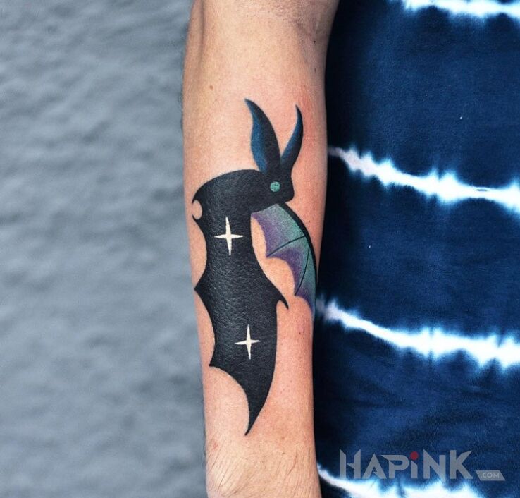 Tattoo Nietoperz in colorful motif on the forearm