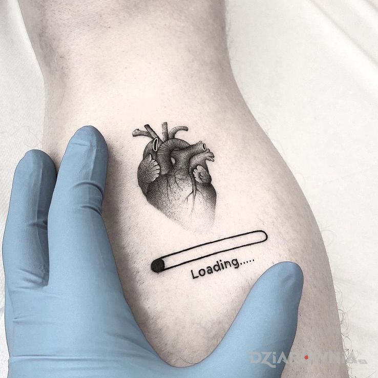 Tatuaż serce i loading w motywie czarno-szare i stylu realistyczne na ręce