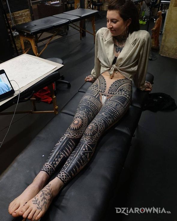 Tatuaż scoverowane stare tatuaże i nie tylko w motywie czarno-szare i stylu polinezyjskie na brzuchu