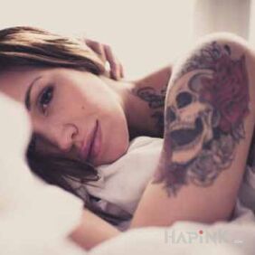 Tattoo Skull on shoulder on the upper arm motif: flowers