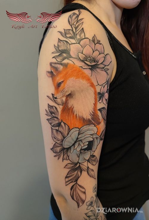 Tatuaż lisek w motywie kolorowe i stylu kontury / linework na ramieniu