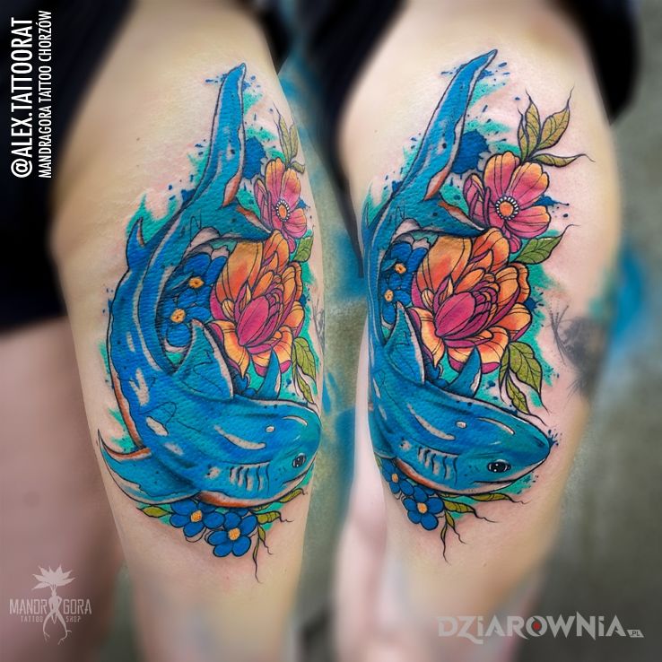 Tatuaż rekin w motywie kolorowe i stylu watercolor na udzie