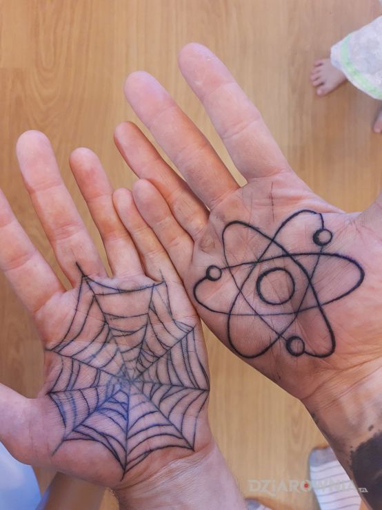 Tatuaż obie dłonie w motywie czarno-szare i stylu geometryczne na dłoni